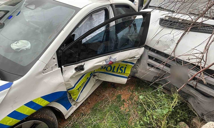 Kritik Açıklama: Karaman'da polis aracıyla çarpışan kamyonet sürücüsü alkollü çıktı, 2 polis yaralandı