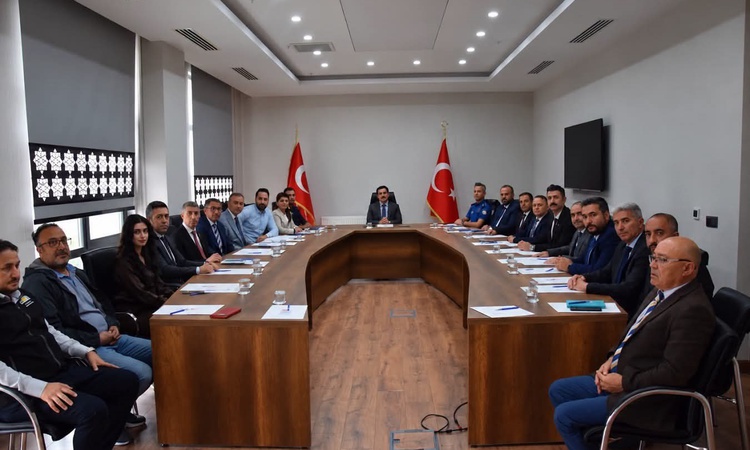 Kritik Açıklama: Karapınar Kaymakamı Öztürk, İlçe İdare Şube Başkanları Toplantısı'na başkanlık etti.