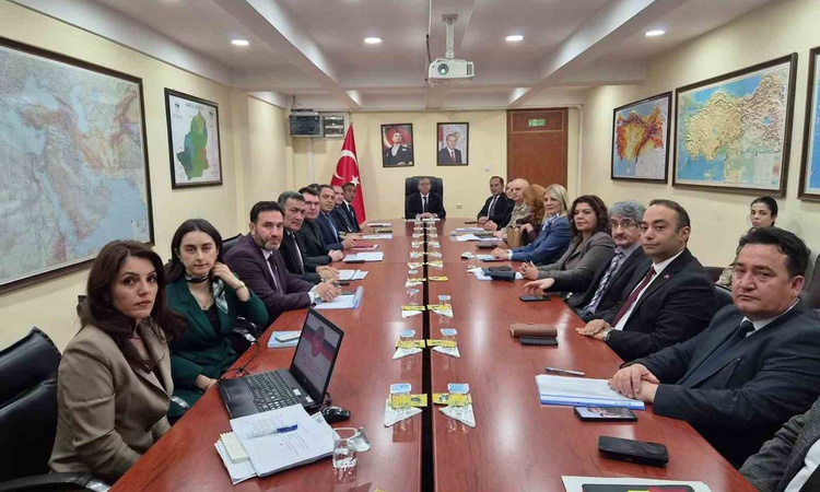 Kritik Açıklama: Kars'ta kadına yönelik şiddetle mücadele toplantısı Vali Polat başkanlığında yapıldı ve Merak