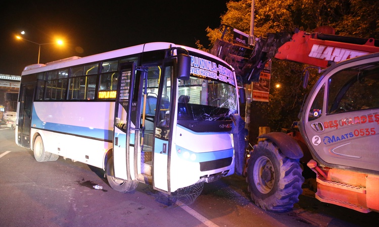 Kritik Açıklama: Kars'ta kontrolden çıkan halk otobüsü karşı şeride geçerek iş makinesine çarptı: Gelişmeler T