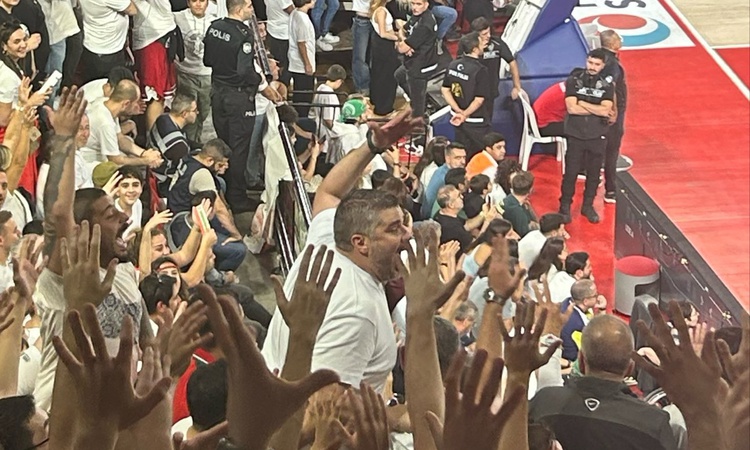 Kritik Açıklama: Karşıyaka Başkanı Tusder, Fenerbahçe maçında taraftar tribününe geçti ve Merak Edilenler