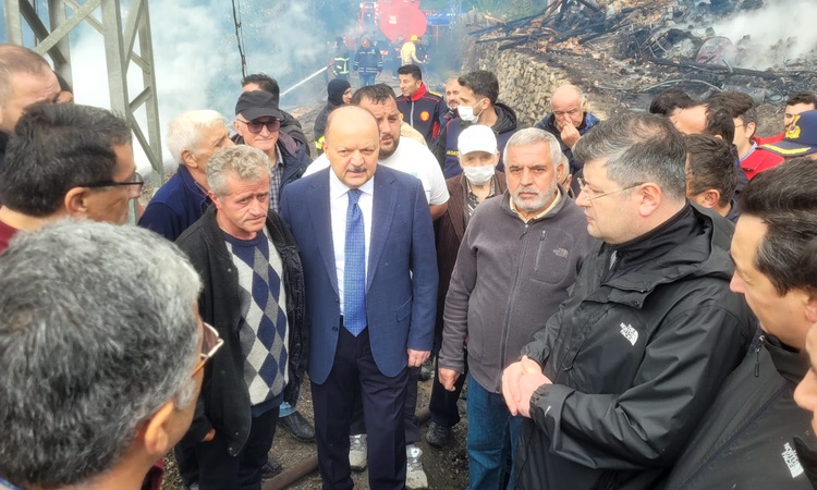 Kritik Açıklama: Kastamonu İnebolu'da 11 evi yakan yangın yaklaşık 6 saatte kontrol altına alındı: Gelişmeler