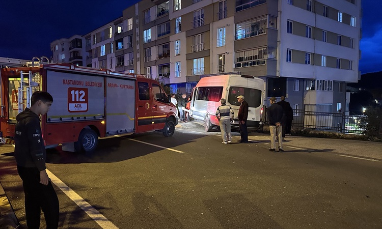 Kritik Açıklama: Kastamonu'da kontrolden çıkan minibüs korkuluklara yan yattı, sürücü yaralandı.