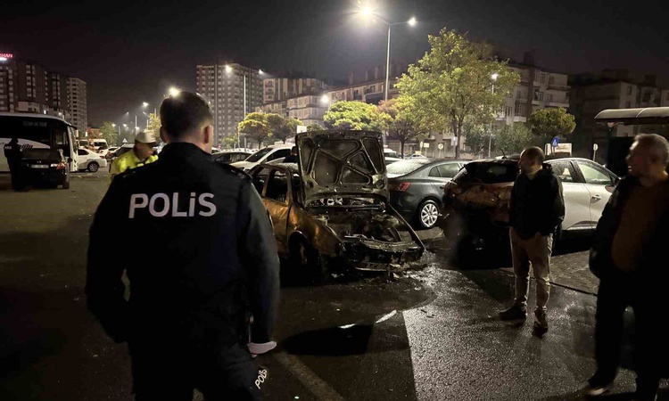 Kritik Açıklama: Kayseri'de alev alan otomobil park halindeki 3 araca zarar verdi, sürücü yaralandı
