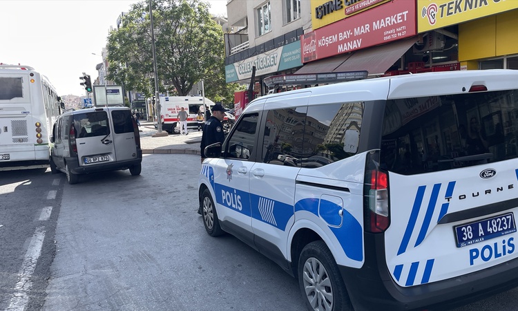 Kritik Açıklama: Kayseri Kocasinan'da akrabasını bıçaklayan zanlı kaçarken otobüse çarpıp yakalandı - Son Daki