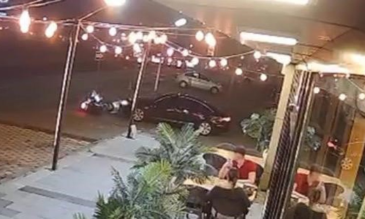 Kritik Açıklama: Kayseri Kocasinan'da motosiklet sürücüsü, yol veren otomobile çarparak yaralandı