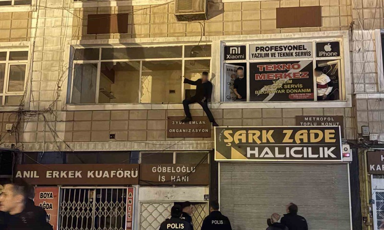 Kritik Açıklama: Kayseri Melikgazi'de cam kırıp kendine zarar vermek isteyen şahıs zorla indirildi ve Merak Ed