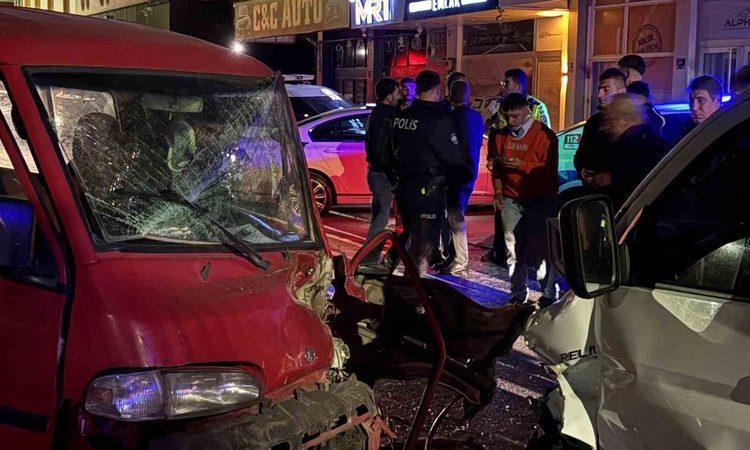 Kritik Açıklama: Kayseri Melikgazi'de kafa kafaya çarpışan araçlarda 2 kişi yaralandı ve Merak Edilenler
