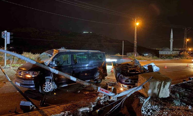 Kritik Açıklama: Kayseri Melikgazi'de takla atan otomobil minibüse çarptı, 2 kişi yaralandı ve Merak Edilenler