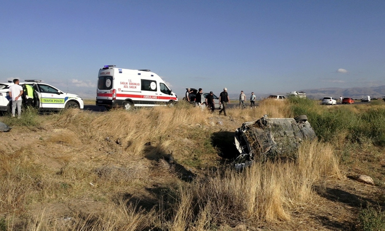 Kritik Açıklama: Kayseri Yeşilhisar'da refüje çarpan otomobil şarampole devrilince 3 kişi yaralandı: Gelişmele