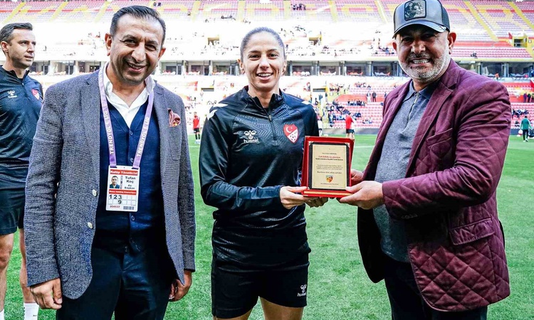 Kritik Açıklama: Kayserispor Başkanı Çamlı, hakem Asen Albayrak'a plaket verdi, çocuklar çiçek verdi: Gelişmel