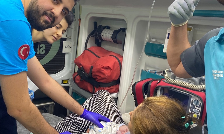 Kritik Açıklama: Kilis’te 112 ekibi doğuma yetişti: Bebek ambulansta dünyaya geldi: Gelişmeler Takip Ediliyor