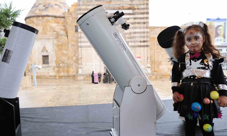 Kritik Açıklama: Kırşehir'de Cacabey Medresesi önünde astronomi odaklı halk bilim programı düzenlendi - Son Da