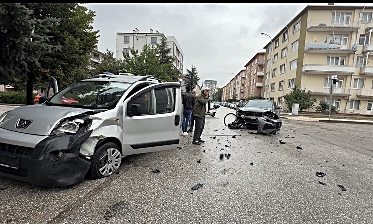 Kritik Açıklama: Bir kişinin yaralandığı trafik kazası sonrası yaşanan gerginlik güçlükle yatıştırıldı - Son D