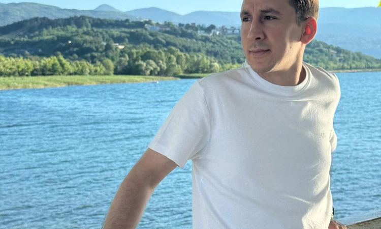 Kritik Açıklama: Kocaeli İzmit'te kalp krizi geçirdiği belirtilen motosiklet sürücüsü kaza yapıp öldü