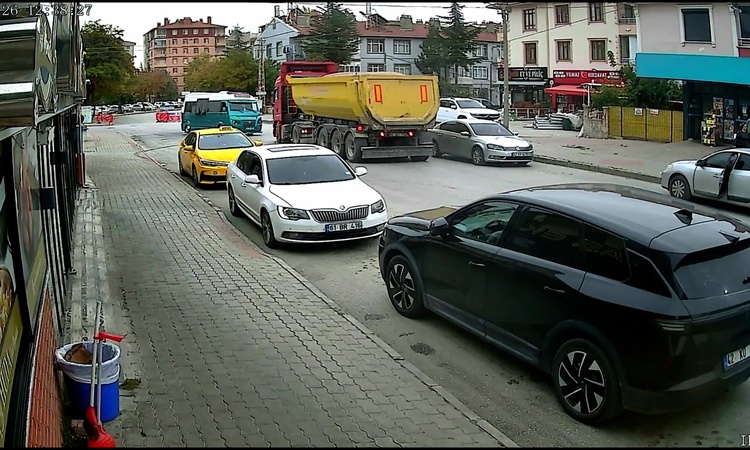 Kritik Açıklama: Konya Selçuklu'da minibüs ile hafriyat kamyonunun çarpışması sonucu 10 kişi yaralandı | İşte