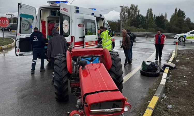 Kritik Açıklama: Konya Seydişehir'de traktör ile otomobil çarpıştı, kazada 3 kişi yaralandı