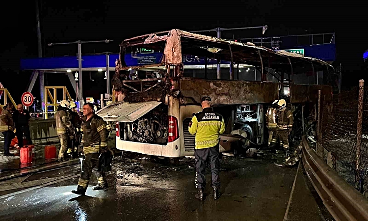 Kritik Açıklama: Kuzey Marmara Otoyolu’nda bariyerlere çarpan otobüs alev alev yandı ve Merak Edilenler