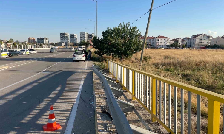 Kritik Açıklama: Lastiği patlayan otomobil bariyerlere çarptı: 1 yaralı: Gelişmeler Takip Ediliyor