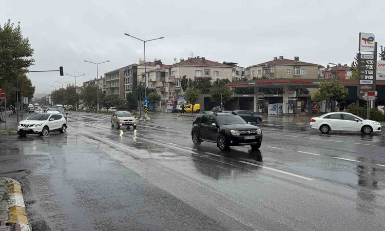 Kritik Açıklama: Lüleburgaz'da sağanak yağış caddelerde su birikintisi oluşturdu, sürücüleri zorladı
