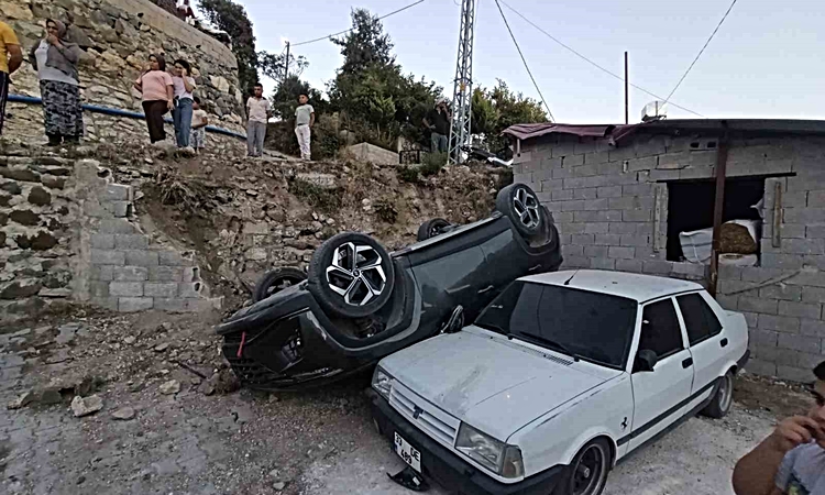 Kritik Açıklama: Mahalleliyi korkutan yokuşta 3 ayda 2 araç evin bahçesine uçtu