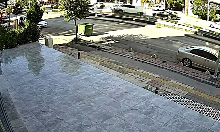 Kritik Açıklama: Malatya'da karşı şeride geçen minibüsün yol açtığı kazada motokurye hafif yaralandı - Son Dak