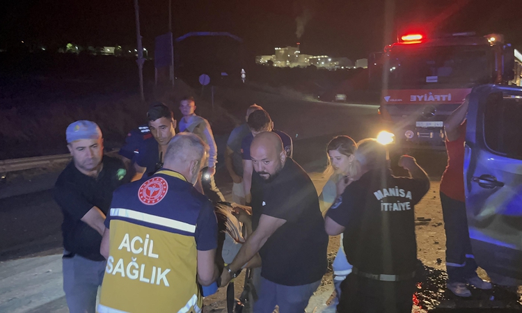 Kritik Açıklama: Manisa'da kavşakta kamyonet TIR'a çartı: 1 ölü, 4 yaralı