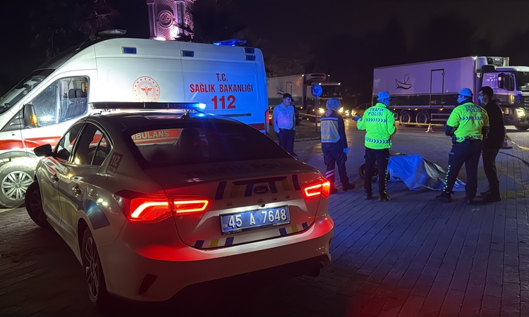 Kritik Açıklama: Manisa Turgutlu'da TIR'la çarpışan motosiklet sürücüsü öldü, TIR sürücüsü gözaltında ve Merak