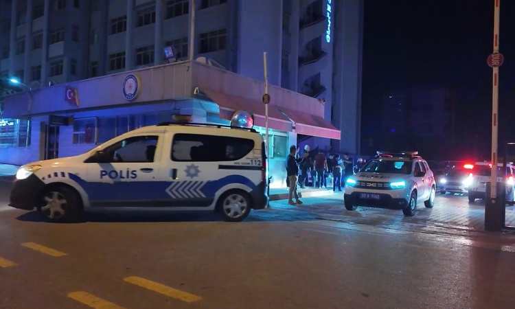 Kritik Açıklama: Mersin'de iş bulma ve yatırım vaadiyle 360 kişiyi dolandıran 7 şüpheli hakkında tutuklama kar