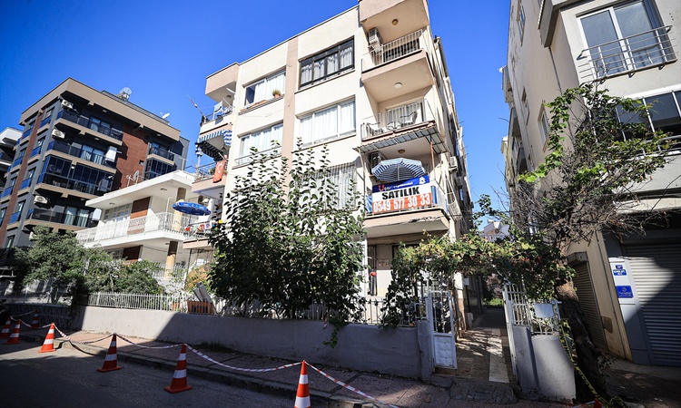 Kritik Açıklama: Mersin Yenişehir'de çatlak nedeniyle 32 kişi tahliye edildi, apartman inceleniyor