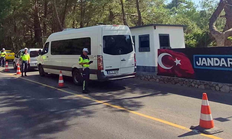 Kritik Açıklama: Muğla'da denetimlerde 22 bin 72 araç kontrol edildi, 233 araç trafikten men edildi - Son Daki