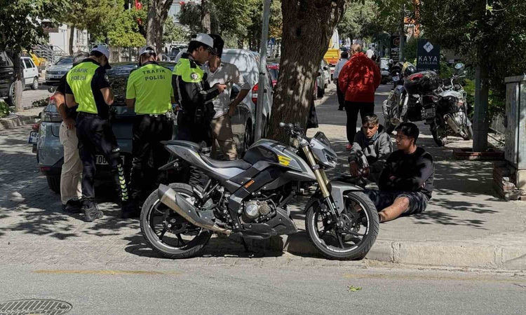 Kritik Açıklama: Muğla Menteşe'de otomobille çarpışan motosiklet direğe çarptı, sürücü hafif yaralandı