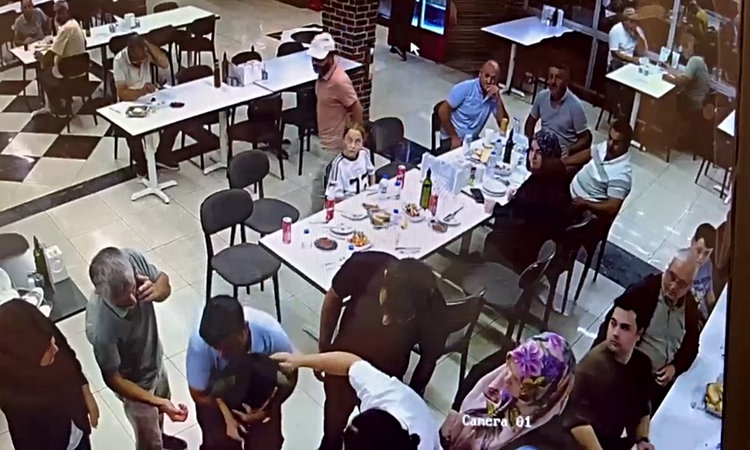 Kritik Açıklama: Nefes borusuna yiyecek kaçan çocuk, Heimlich manevrasıyla kurtarıldı ve Merak Edilenler