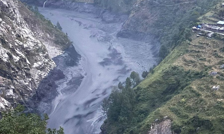 Kritik Açıklama: Nepal'in Gorkha bölgesinde selde 100'den fazla yabancı dağcı Manaslu'da mahsur kaldı ve Merak
