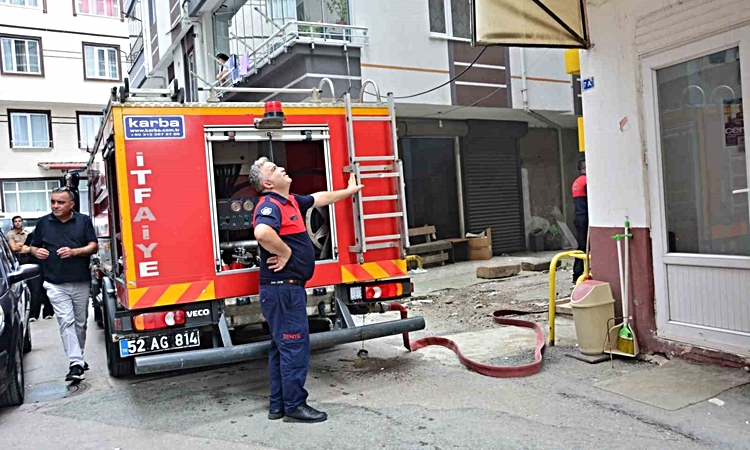 Kritik Açıklama: Ocakta unutulan yemek paniğe neden oldu: 1 kişi dumandan etkilendi