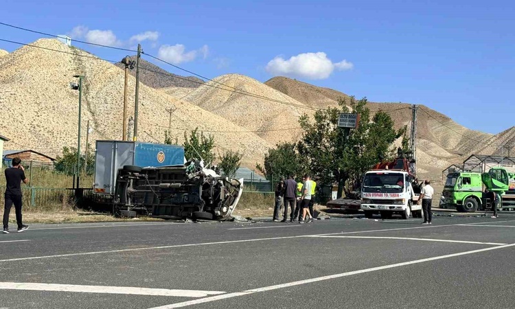 Kritik Açıklama: Oltu-Ardahan yolunda minibüs ile traktör çarpıştı, 2'si ağır 3 kişi yaralandı - Son Dakika Bi