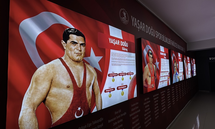 Kritik Açıklama: OMÜ Yaşar Doğu Spor Bilimleri Fakültesi'nde milli sporcular için 'Onur Duvarı' açıldı | İşte
