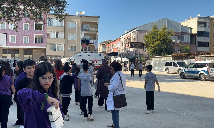 Kritik Açıklama: Ortaokulda 12 öğrenci zehirlenme şüphesiyle hastaneye kaldırıldı