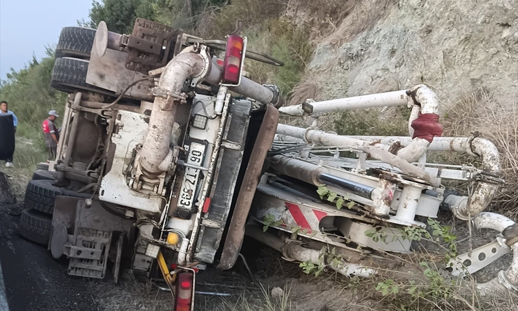 Kritik Açıklama: Osmaniye'nin Kadirli ilçesinde devrilen beton mikserinde sıkışan sürücü yaralandı