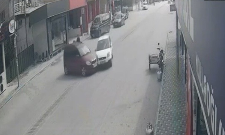 Kritik Açıklama: Osmaniye Toprakkale'de iki otomobil çarpıştı, 2 kişi yaralandı: Gelişmeler Takip Ediliyor