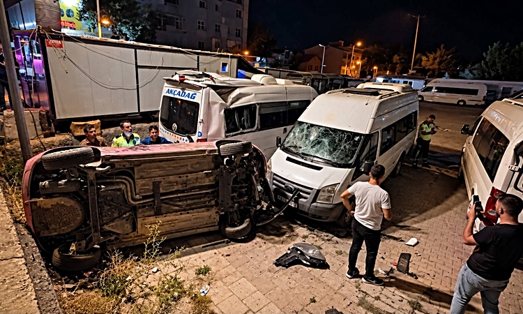 Kritik Açıklama: Otomobil otoparka uçtu, sürücü yaralandı: Gelişmeler Takip Ediliyor