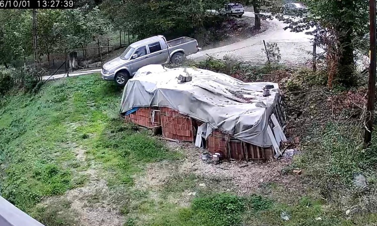Kritik Açıklama: Otomobile çarpan kamyonetin bahçeye girdiği anlar kamerada ve Merak Edilenler