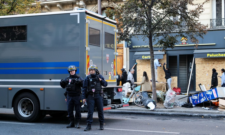 Kritik Açıklama: Paris'te protestolarda mağazalar zarar gördü, Macron yasal işlem yapılacağını söyledi: Gelişm