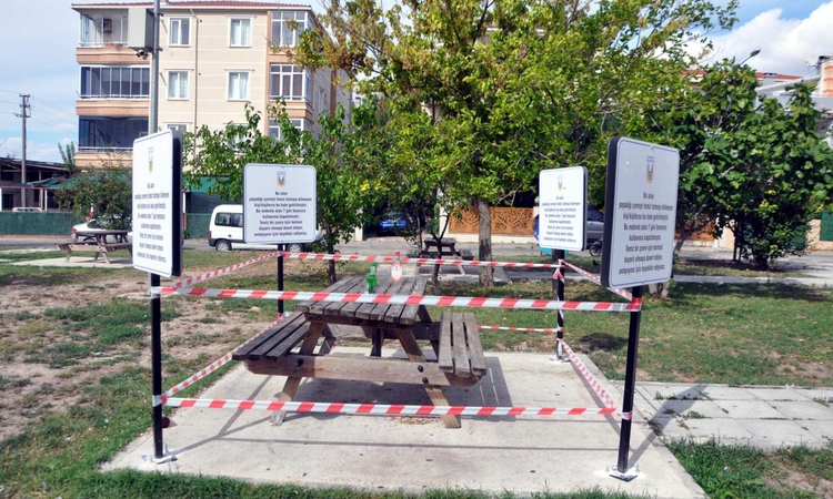 Kritik Açıklama: Parkta kirli bırakılan oturma grubu, 7 gün kullanıma kapatıldı | İşte Tüm Ayrıntılar