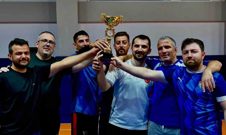 Kritik Açıklama: Pazaryeri'de kaymakamlık kupasında voleybol şampiyonu Milli Eğitim Müdürlüğü oldu ve Merak Ed