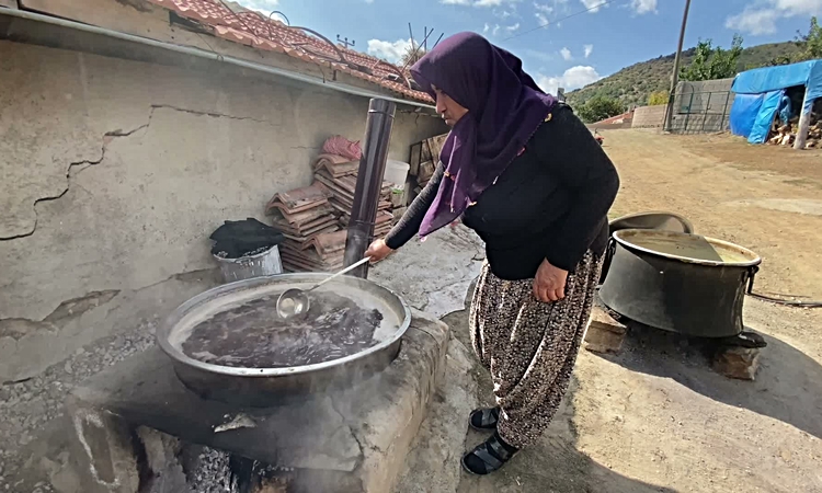 Kritik Açıklama: Pekmez yapımının vazgeçilmezi “pekmez toprağı”na talep azaldı: Gelişmeler Takip Ediliyor