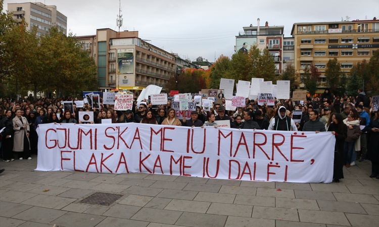 Kritik Açıklama: Priştine'de kadın cinayetleri protestosunda adalet ve hükümet binalarına boya atıldı - Son Da