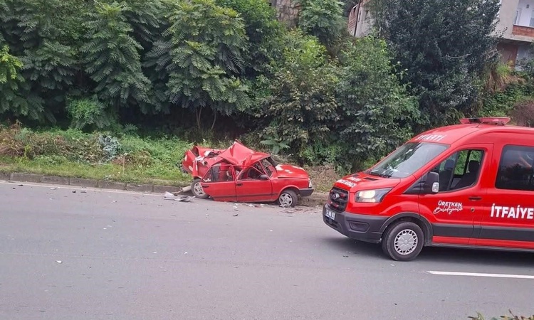 Kritik Açıklama: Rize Çayeli'de arızalanan otomobile tır çarptı, 1'i ağır 2 kişi yaralandı. | İşte Tüm Ayrıntı