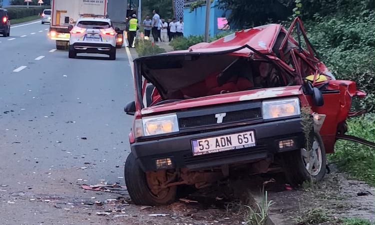 Kritik Açıklama: Rize Çayeli'de dumanlar yükselen otomobile TIR çarptı; sürücü ve akrabası yaralandı - Son Dak