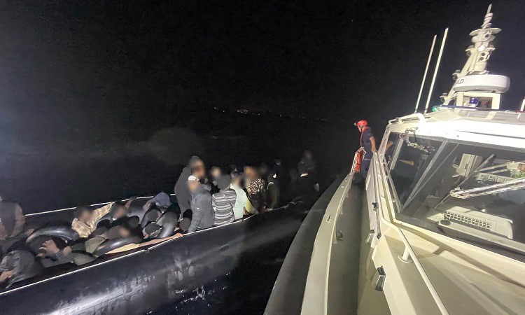 Kritik Açıklama: Sahil Güvenlik, İzmir'in Menderes ve Çeşme açıklarında 56 düzensiz göçmen yakaladı